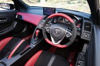 インテリアはボルドーレッドとブラックで大胆にコーディネート。着座位置の低さが印象的だ。