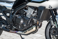 排気量1082ccの並列2気筒エンジンは、102PSの最高出力と104N・mの最大トルクを発生。最新のモデルらしく、スロットルの操作は電子制御のバイ・ワイヤ式である。