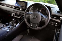 「スープラRZ」のコックピット周辺部。ステアリングスイッチやランプ類のオンオフスイッチにBMWとの共通点が見てとれる。