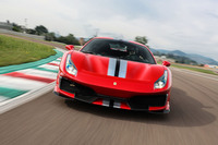 走行時のタウンフォースを高めフロントのグリップ性能を高めるよう、フロントバンパーとボンネットは専用に設計されている。