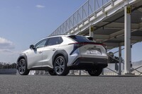 リアコンビランプとバックドア、バンパーがタイヤに向かって伸びるデザインとすることで低重心感を表現している。