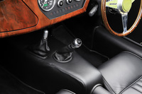 トランスミッションやリアデファレンシャルにはNC型「マツダ・ロードスター」のものを採用。サイドブレーキは古式ゆかしきフライオフ式で、レバーを引いたらノブを下げて固定。解除の際には、軽くレバーを引いてノブが上がるのを確認してから戻す必要がある。