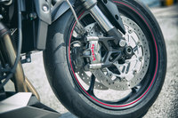 ブレーキは、前がφ310 mmのダブルフローティングディスクと4ピストンラジアルマウントキャリパー、後ろがφ220mmの固定式シングルディスクとシングルピストンスライディングキャリパーの組み合わせとなっている。