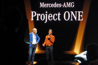 ディーター・ツェッチェ会長（左）とF1ドライバーのルイス・ハミルトン選手（右）。