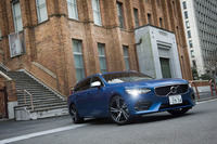 今回の試乗車は「V90 T6 AWD R-Design」。パワーユニットはターボとスーパーチャージャーで過給される2リッター直4エンジンで、最高出力320ps、最大トルク400Nmを誇る。8段ATを介して4輪を駆動する。