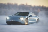 LED4灯式のヘッドランプやリアに向けて一気に落とし込まれたルーフラインなど、「911」や「パナメーラ」と同じデザイン要素を取り入れている。