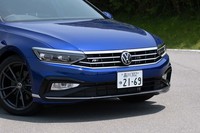 前走車や対向車を検知してハイビームを最適に配光するマトリクスLEDヘッドライト「IQ.ライト」も全車標準に。グリルは「Rライン」専用デザイン。