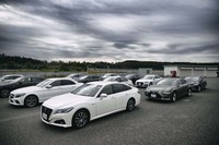 新型「S60」のライバルと目される他ブランドのセダンも用意されていた。