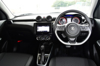 「ハイブリッドRS」のインテリア。センターコンソールやD型ステアリングホイール等にシルバー加飾とシルバーステッチが施され、スポーティーな印象に仕上げられている。
	 