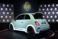 「アバルト695 70°Anniversario」のボディーカラーは、1958年にアバルトが開発した「フィアット500エラボラツィオーネ アバルト レコード」に由来する。