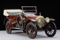 1910年製「メルセデス22/40HP」。1910年代に入ると、カーボンブラックを配合した黒いタイヤが急速に普及していった。