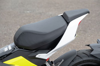 シート高は784mmで、クッションの下は小物入れとなっている。他のスクーターに見られるようなフロアボードがないことから、足つき性は良好だ。