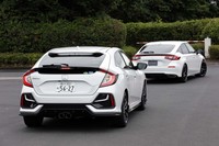 コースへと向かう、先代モデル（写真手前）とニューモデル（同奥）。同じハッチバックながら、リアのデザインは大きく異なる。