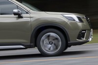 一般的にVシェイプのトレッドはノイズが大きい場合が多いが、「ソルウス4S HA32」の場合は心配なし。乗り心地も実にマイルドだ。