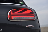 先のマイナーチェンジで、リアのコンビネーションランプが英国国旗であるユニオンジャックをモチーフとしたデザインに変更された。右のリアゲートに「John Cooper Works」のエンブレムが備わる。