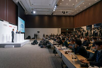 2024年12月23日の共同記者会見の様子。一般メディアではすでに既定路線のように語られている日産とホンダ（そして三菱）の経営統合だが、現状はまだ「検討を始めることで合意した」だけ。また報道資料に「日産の事業構造計画『ターンアラウンド』の取り組みが着実に実行されることを前提に」とあったように、統合はあくまで日産の事業健全化が条件となっているのだ。