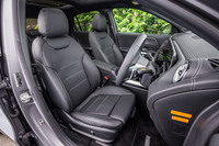 オプションの「AMGレザーエクスクルーシブパッケージ」を選択すると、写真のブラック本革シートが装着される。前席のシートには、いずれもヒーターとメモリー付き電動調整機構が備わる。