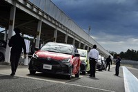試乗会場のサーキットに並んだ、「ヴィッツ」改め新型「ヤリス」。国内での発売時期は、2020年2月中旬が予定されている。