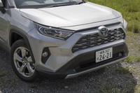 「RAV4」の造形テーマは2つの八角形を90度ずらして組み合わせたという「クロスオクタゴン」。タフさと安定感のある個性を表現している。