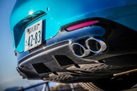 リアエンドには、左右2本ずつ、計4本のエキゾーストパイプが並ぶ。センターにはディフューザーも備わる。