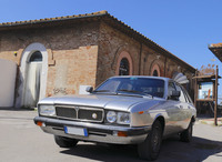 トスカーナ州オルベテッロの漁協直営鮮魚店の前にて。「ランチア・ガンマ ベルリーナ」を発見。