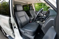 「ファイナルエディション」には電動調整機構を備えたレザーシートが標準装備。テスト車のブラックのほかにベージュも設定されている。