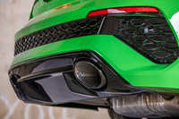 「RS 3セダン」には、ディフューザーが組み込まれた「RS専用リアバンパー」や2つの大きな楕円（だえん）形テールパイプフィニッシャーが標準で装備される。試乗車には高回転域で官能的な直列5気筒サウンドを奏でる「RSスポーツエキゾーストシステム」が備わっていた。