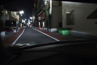 モーターのみで走行する「クワイエット」モードで東京・杉並の住宅街を行く「NSXタイプS」。高性能ミドシップスーパーカーなれど、深夜や早朝でも気を使わず静かに走れるのはありがたい。