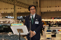 展示車両を紹介する、ヤナセオートシステムズの梶浦誠治氏。