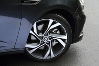 足まわりについては、ワゴンボディーでもハッチバック車と変わらないドライブフィールを実現するため、独自のチューニングを施しているという。