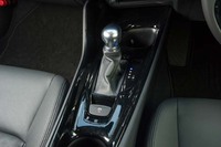 トランスミッションはCVTを採用。1.2リッターターボモデルでは、マニュアルモードによる変速も可能。