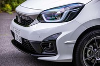 フロントには「Modulo X」ロゴ入りの専用グリルを装着。バンパーの中央下面には、直進安定性を向上させる「エアロスロープ」が設けられている。