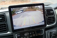 バックカメラも完備。広角ゆえにパースが付いてしまうが、ガイド線の手前側はきちんと車幅に合わせられている。