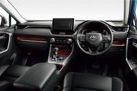 インテリアの意匠も、優雅な曲線基調だったそれまでから一転。ゴツゴツした“強さ”を強調するものになった。