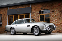 ブライトリングとアストンマーティンはかつて、スパイ映画の人気シリーズ『007』シリーズにおいて共演している。写真は、映画の中で“ボンドカー”として活躍する名車「アストンマーティンDB5」。