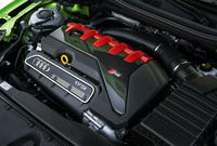 2.5リッター直列5気筒ターボエンジン。最高出力400PS、最大トルク500N・mを発生する。