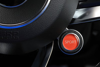 ステアリングホイールに備わるドライブモードの切り替えスイッチ。モードは「ノーマル」「スポーツ」「トラック」の3種類で、スポーツモードとトラックモードではローンチコントロールも使用できる。