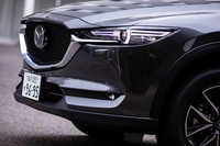 4WD車のフロントバンパーには、ヘッドランプウオッシャーが備わる。「CX-5」は搭載エンジンに関わらず、全モデルでLEDヘッドランプを搭載している。
