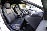 シートの仕様はグレードによって異なり、上級グレード「W×B」にはファブリックの快適性とレザーの質感を併せ持つレザテックと合成皮革のコンビシートが装備される。