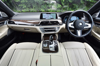 水平基調のデザインで構成されるインストゥルメントパネル。シートやステアリングホイールなどを通して感じる“着心地”のよさが印象的だ。