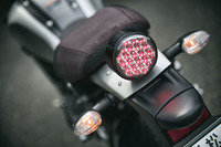 リアは、LEDのブレーキランプが目を引く。バーガンディーのシートも個性的なディテールのひとつ。