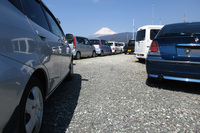 富士山を望む広大な土地に、激安中古車がズラリと並ぶ。