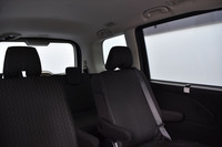 電源オフ時（駐車時）にはウィンドウが遮蔽状態に切り替わる。