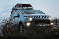 従来モデルでは、動力性能の追求はもちろん、デザインの面でもギア感、オフロード感を前面に押し出していた。