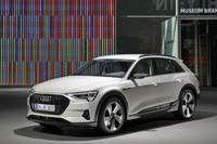 『CAR GRAPHIC』11月号発売新時代のアウディEVと日常使いで光るシティーカーを特集