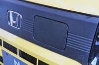 充電口を収めるフロントの装飾パネルには、バンパーのリサイクル素材を採用。通常なら除去される塗膜粉をあえて混ぜることで、独自の風合いを表現しているほか、端にリサイクルマークを記すなど、再生素材を用いていることを積極的にアピールしている点が面白い。