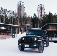 試乗の発着地となった星野リゾート トマムにて。奥に見えるのはタワー型の宿泊施設、リゾナーレ トマム。季節を問わず、アウトドア向けのモデルはリゾートにもよくなじむ。