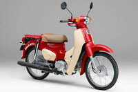 ハローキティの50周年を記念した特別な「ホンダ・スーパーカブ50／スーパーカブ110」登場