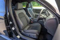内装色は、ハイブリッド車にはグレーも設定されるが、純ガソリン車はブラックのみ。「RS」では、各所に赤いアクセントがあしらわれる。液晶メーターに専用のウエルカムアニメーションが用意されるのも、RSの特徴だ。