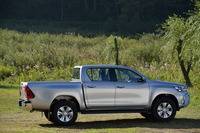 日本で販売される「ハイラックス」は、ベーシックな「X」と、装備が充実した「Z」（写真）の2本立てとなる。